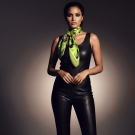 Carré de soie Anamélia, porté avec tenue en cuir noir, look moderne