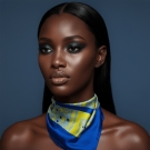 Carré de soie Anissa, porté autour du cou, mode chic