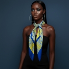 Carré de soie Anissa, porté avec robe noire, look luxueux et coloré