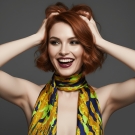 Carré de soie Maeva, porté sur modèle, expression joyeuse