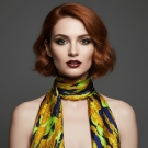 Carré de soie Maeva, porté sur modèle, look sophistiqué