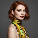 Carré de soie Maeva, porté sur modèle, look sophistiqué