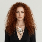 Collier Lorena or brillant et porcelaine de Limoges, porté par femme rousse en robe noire chic