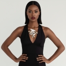 Collier Lorena en porcelaine et or brillant, porté par femme noire élégante en robe sans manches