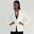 Collier Lorena de luxe en or brillant, porté par femme noire en tenue chic noire et blanche