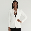 Collier Lorena en porcelaine et or brillant, bijou Lorenza Di Filippo, porté par femme en veste blanche