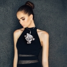 Collier Lorena en platine, bijou Lorenza Di Filippo, porté par femme en robe noire élégante