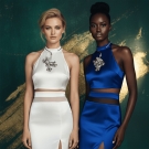 Collier Lorena en platine, bijou de luxe Lorenza Di Filippo, porté par deux femmes en robes satinées blanche et bleue glamour