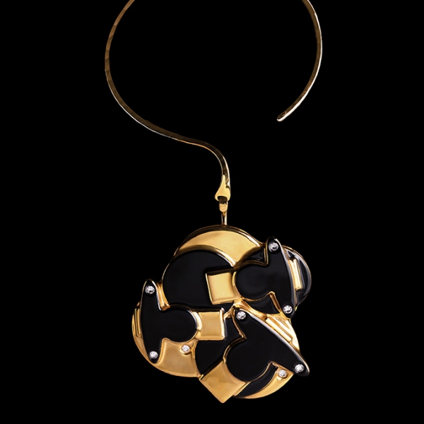 Collier Perlia en or brillant et noir, Lorenza Di Filippo, bijou design en porcelaine, gros plan sur pendentif