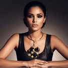 Collier Perlia en or brillant et noir Lorenza Di Filippo, bijou de créateur en porcelaine, porté avec débardeur en cuir