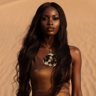 Collier Perlia en or et noir Lorenza Di Filippo, bijou de créateur porté dans le désert