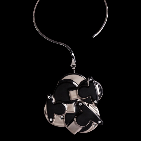 Collier Perlia platine et noir en porcelaine, bijou de créateur Lorenza Di Filippo, gros plan sur pendentif sculptural