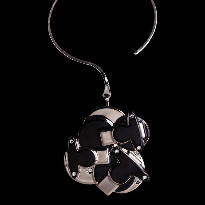 Collier Perlia platine et noir en porcelaine, bijou de créateur Lorenza Di Filippo, gros plan sur pendentif sculptural