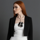 Collier Perlia platine et noir Lorenza Di Filippo, porté par femme en robe blanche