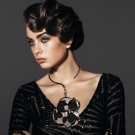 Collier Perlia platine et noir Lorenza Di Filippo, porté avec haut noir pailleté