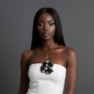 Collier Perlia platine et noir Lorenza Di Filippo, porté avec robe bustier blanche