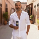 Homme élégant à Marrakech tenant le parfum d’ambiance Le Bel Indifférent