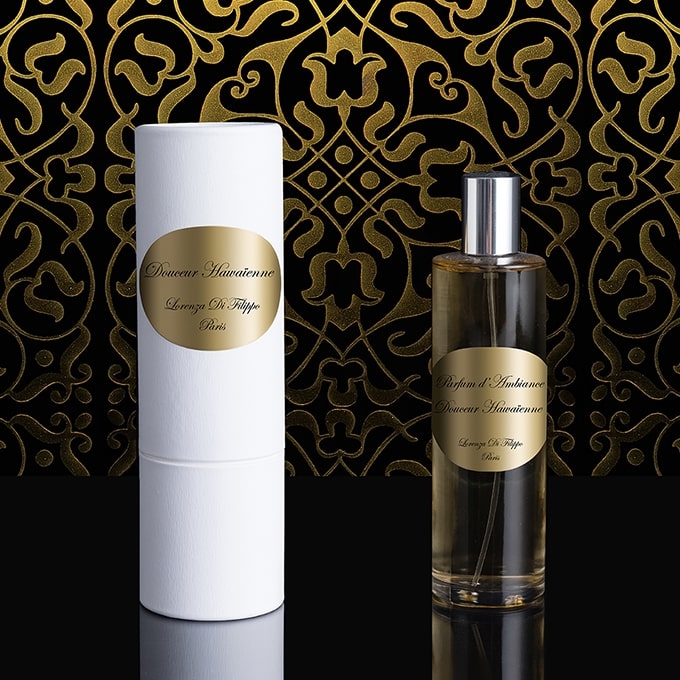 Flacon et étui blanc doré du parfum d’ambiance Douceur Hawaïenne Lorenza Di Filippo aux accords fleuris