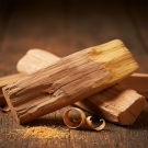 Bois de santal, note de fond douce et boisée du parfum d’ambiance La Flamboyante