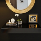 Vide-poches Platinium en émaux de Longwy présenté sur une console noire élégante