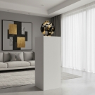 Boule Platinium Flo en émaux de Longwy posée sur un podium blanc dans salon