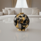 Boule Platinium Flo en émaux de Longwy posée sur une table blanche