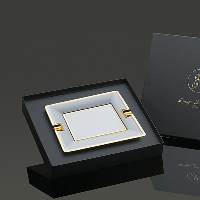 Cendrier Byzance en porcelaine blanche rehaussée d’or, présenté dans un coffret de luxe