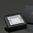 Cendrier Byzance en porcelaine blanche rehaussée d’or, présenté dans un coffret de luxe