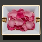 Cendrier rectangulaire Byzance en porcelaine blanche et or rempli de pétales de roses