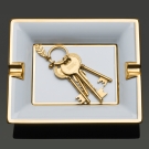 Cendrier Byzance blanc et or utilisé comme vide-poche avec clés dorées