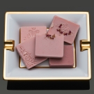 Cendrier Byzance blanc et or utilisé en présentoir élégant avec petits savons roses fleuris