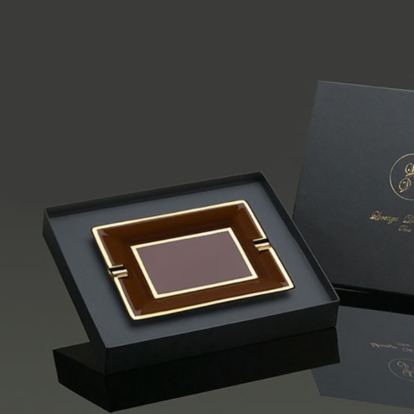Cendrier Byzance en porcelaine caramel rehaussée d’or, présenté dans un coffret de luxe