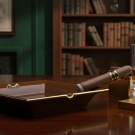 Cendrier Byzance couleur caramel, posé sur un bureau avec un cigare