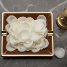 Cendrier Byzance caramel et or, garni de pétales de roses blanches