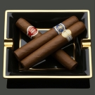 Cendrier Byzance en porcelaine noire et or contenant trois cigares