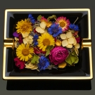 Cendrier Byzance en porcelaine noire et or rempli de fleurs séchées colorées