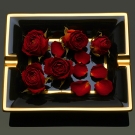 Cendrier Byzance en porcelaine noire et or, orné de roses rouges et pétales