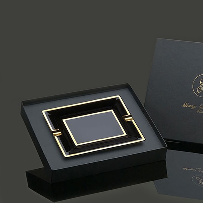 Cendrier Byzance en porcelaine noire rehaussée d’or, présenté dans un coffret de luxe