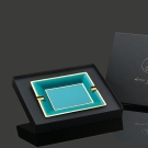 Cendrier Byzance en porcelaine turquoise et or présenté dans un coffret de luxe