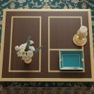 Vue du dessus d’une table décorée avec un cendrier Byzance turquoise et or