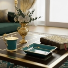 Cendrier Byzance turquoise et or posé sur une table décorée