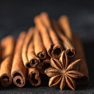 Bâtons de cannelle et anis étoilé, note épicée du parfum de la bougie Pygmalion