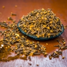 Clous de girofle secs, note épicée chaude de la bougie parfumée Pygmalion