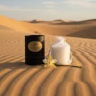 Bougie parfumée Harem Lorenza Di Filippo, étui noir et recharge blanche posés dans le désert, aux accords gourmands