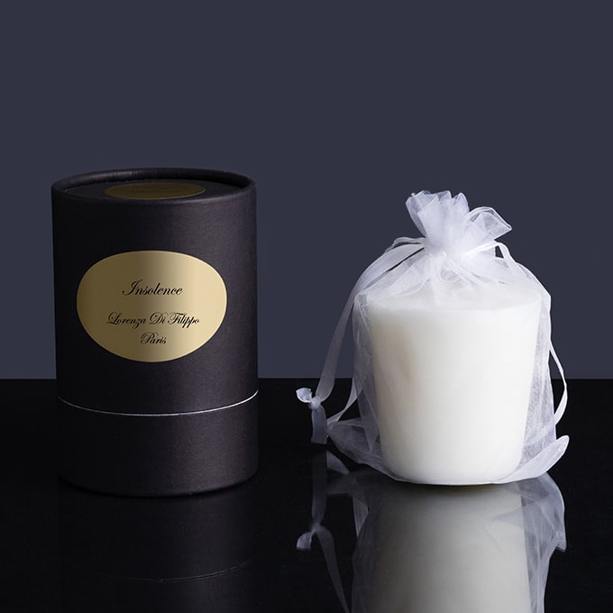 Recharge de bougie parfumée Insolence Lorenza Di Filippo, bougie blanche dans étui noir et or aux accords boisés