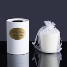 Recharge de bougie parfumée L’Île aux Parfums par Lorenza Di Filippo, dans un étui blanc, aux accords floraux