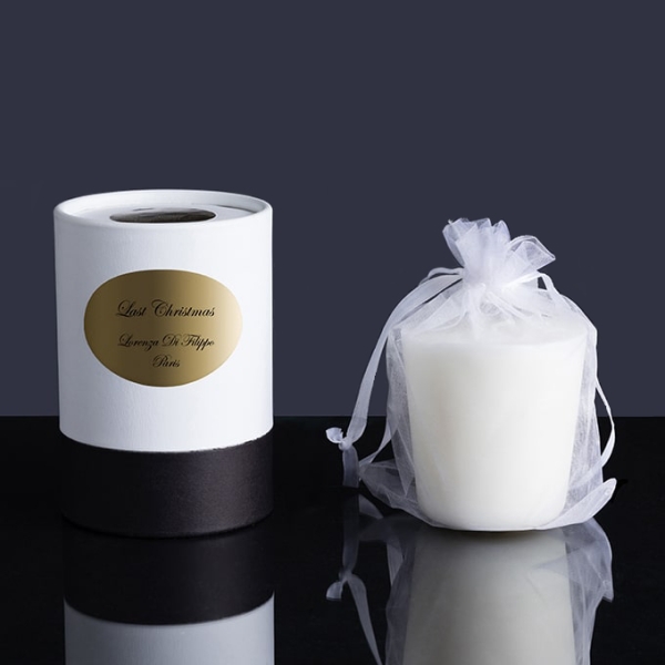 Recharge de bougie Last Christmas présentée avec son étui blanc et noir, illustrant ses accords doux et gourmands