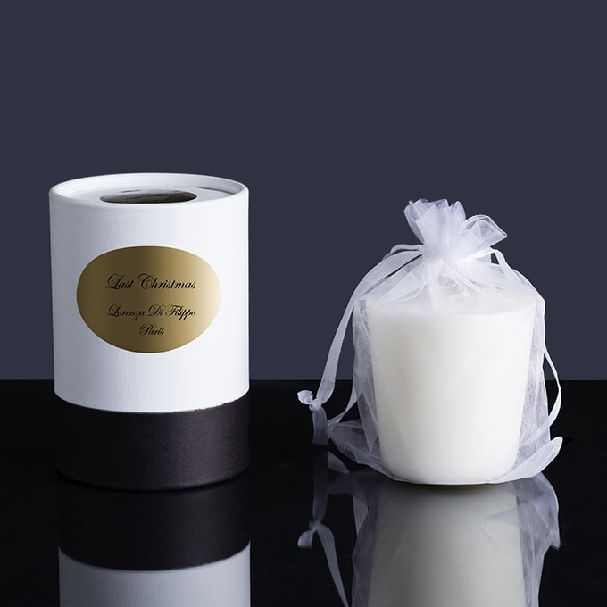 Recharge de bougie Last Christmas présentée avec son étui blanc et noir, illustrant ses accords doux et gourmands