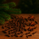 Clous de girofle et anis étoilé illustrant la note de fond épicée de la recharge de bougie Last Christmas