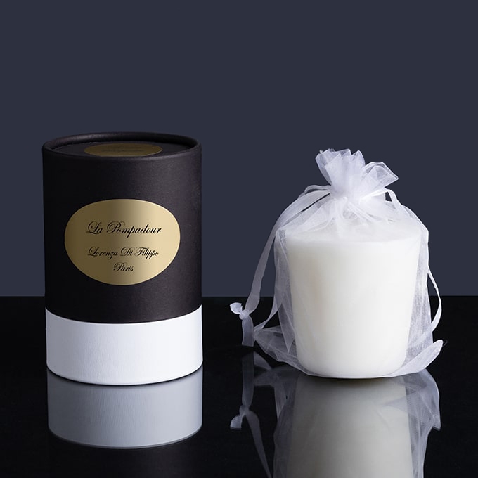 Recharge de bougie parfumée La Pompadour aux accords floraux, présentée dans un coffret élégant avec un pochon en organza blanc
